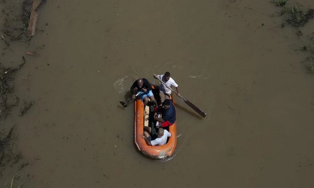 «Πνίγεται» η Βραζιλία: Η στιγμή που το νερό «καταπίνει» γέφυρα